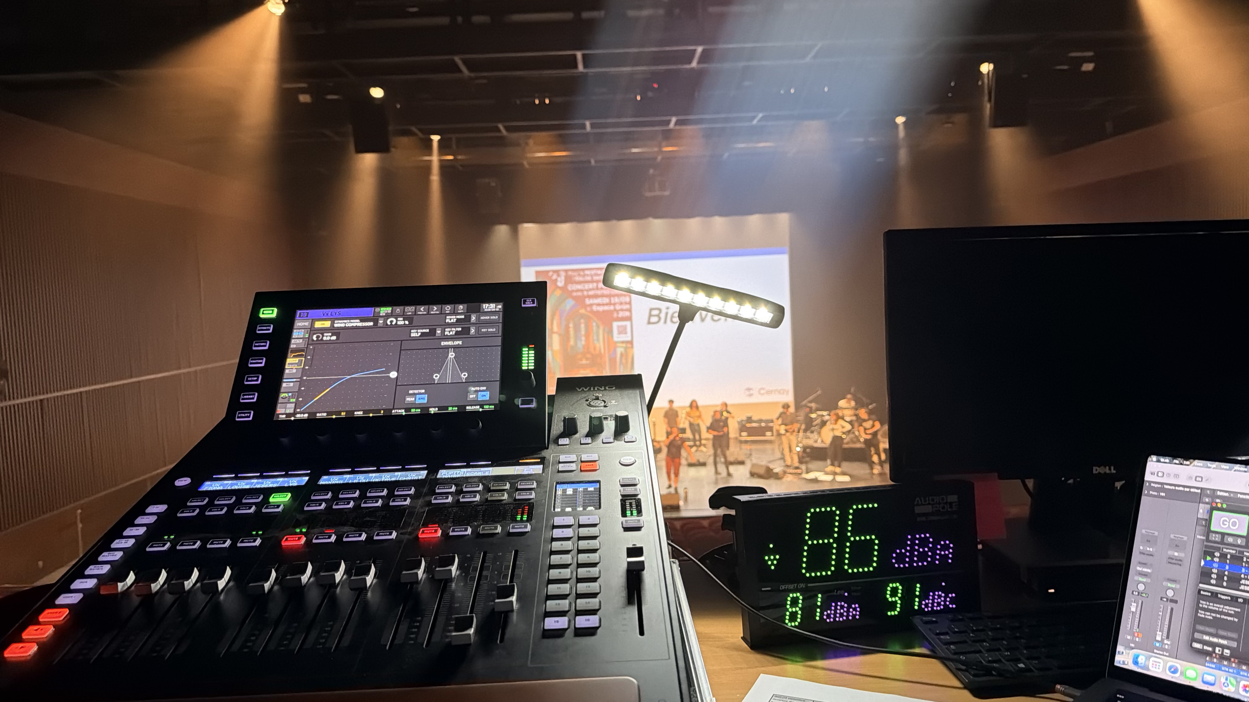 Régie son sur Behringer WING lors d'un concert